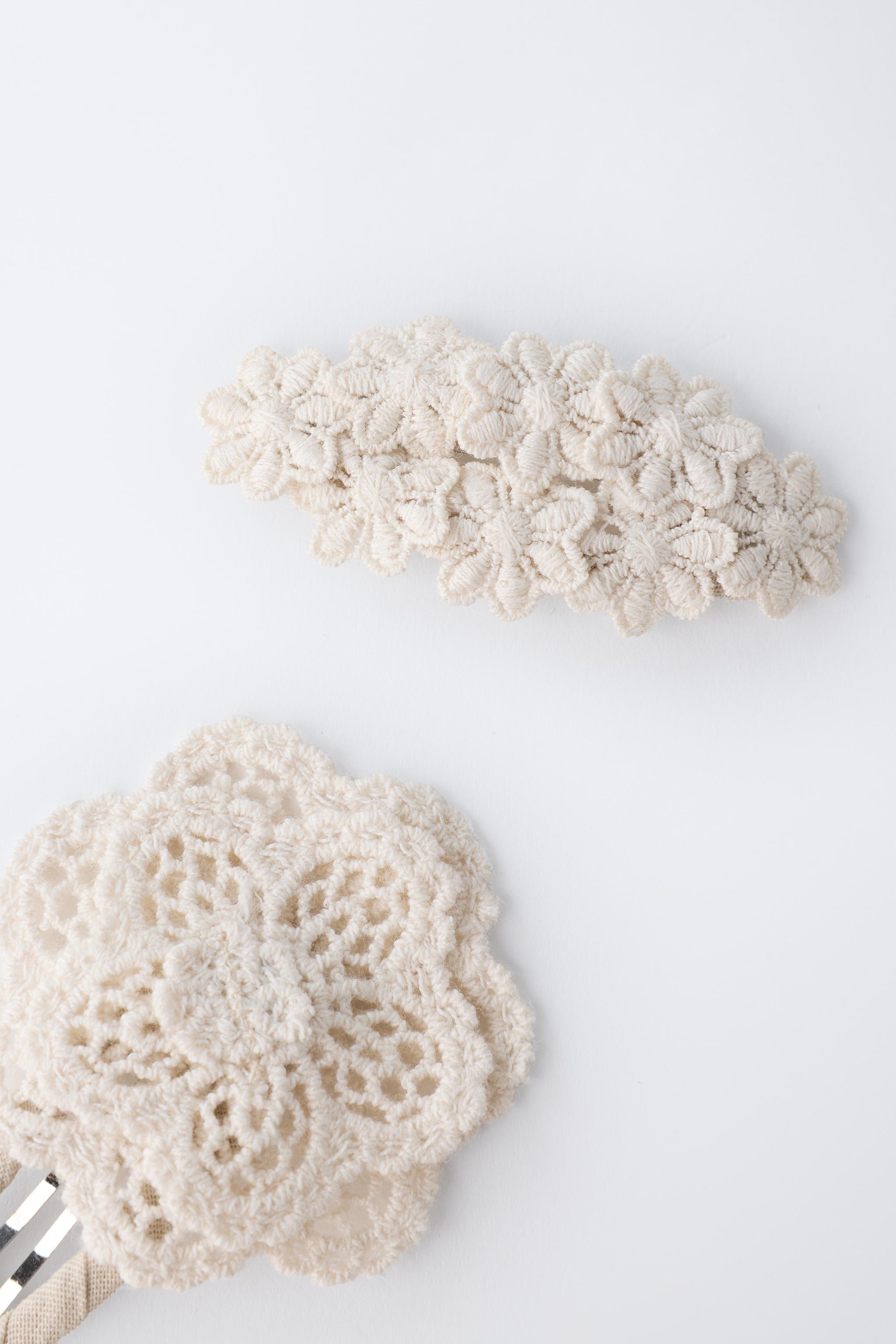LOT DE DEUX PINCES À FLEURS EN CROCHET